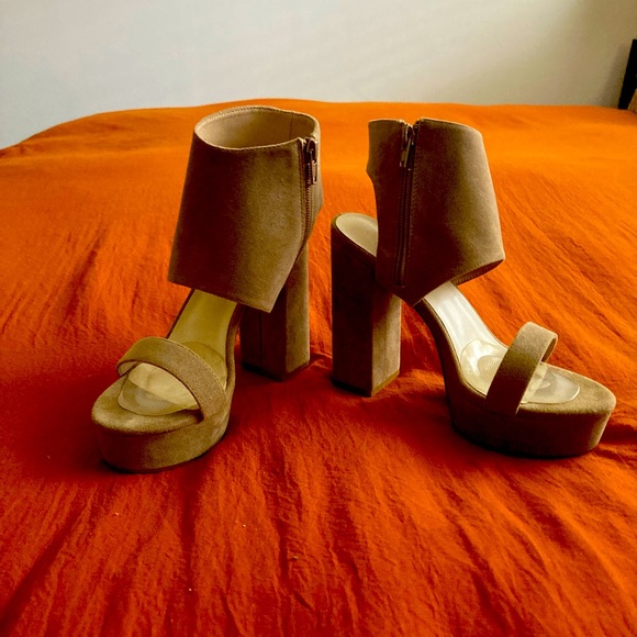 Super high sandals. Never worn - Picture 1 of 1